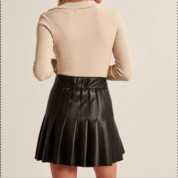 ABERCROMBIE AND FITCH VEGAN LEATHER HIGH RISE PLEATED MINI SKIRT (Faulty) - Picture 8 of 12